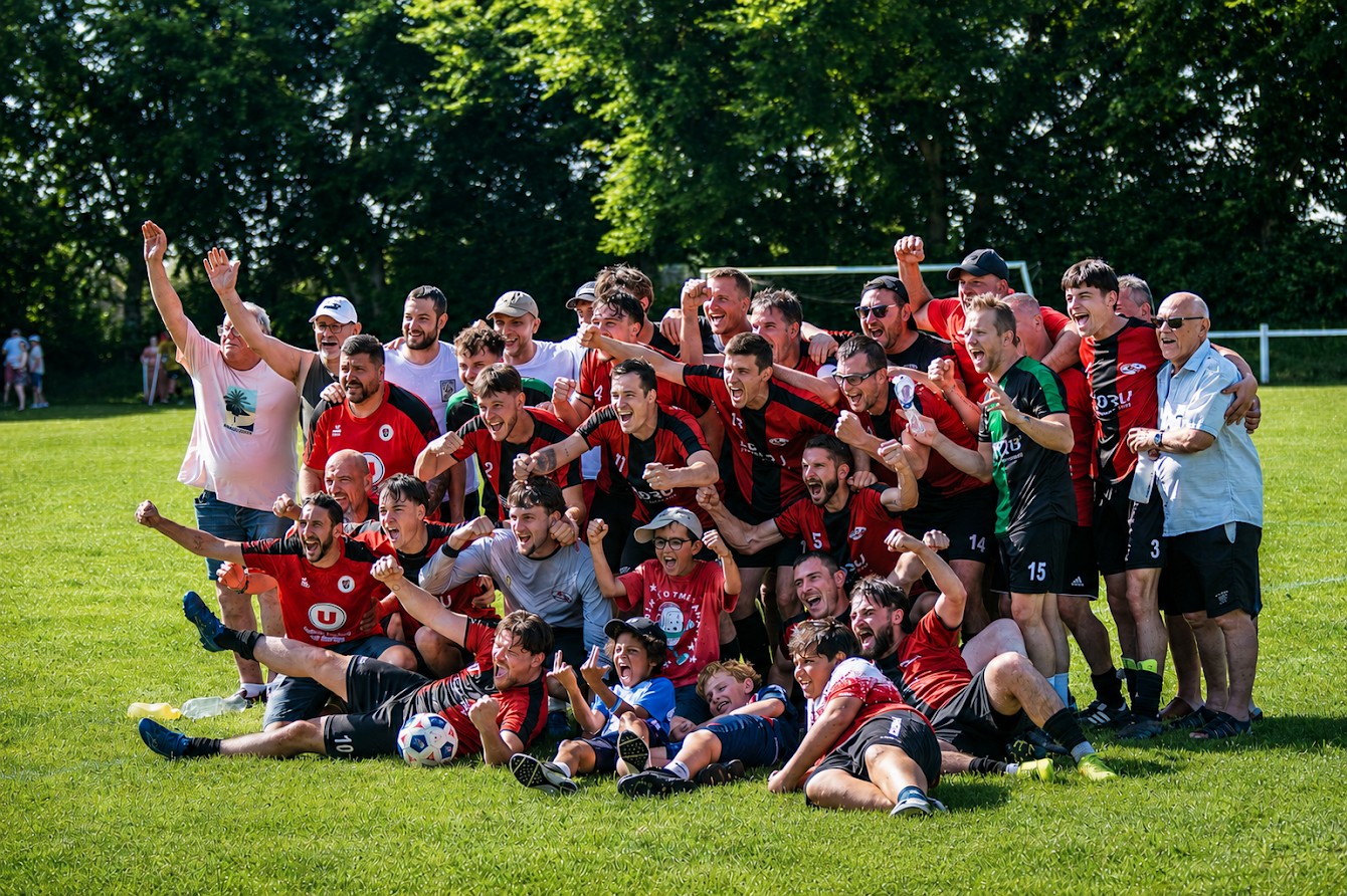 L'équipe et ses supporters fêtent une victoire